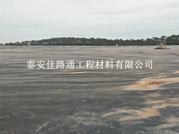 沼氣池黑膜運(yùn)輸“三字訣”：穩(wěn)、護(hù)、查